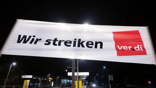 Streik-Transparent an einer Stuttgarter Stadtbahnhaltestelle. (Foto: Marijan Murat/dpa)