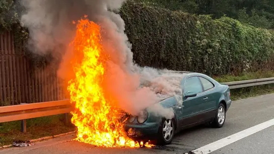 Ein grünes Auto brennt auf der Autobahn 93. (Foto: Polizeiinspektion Marktredwitz/dpa)