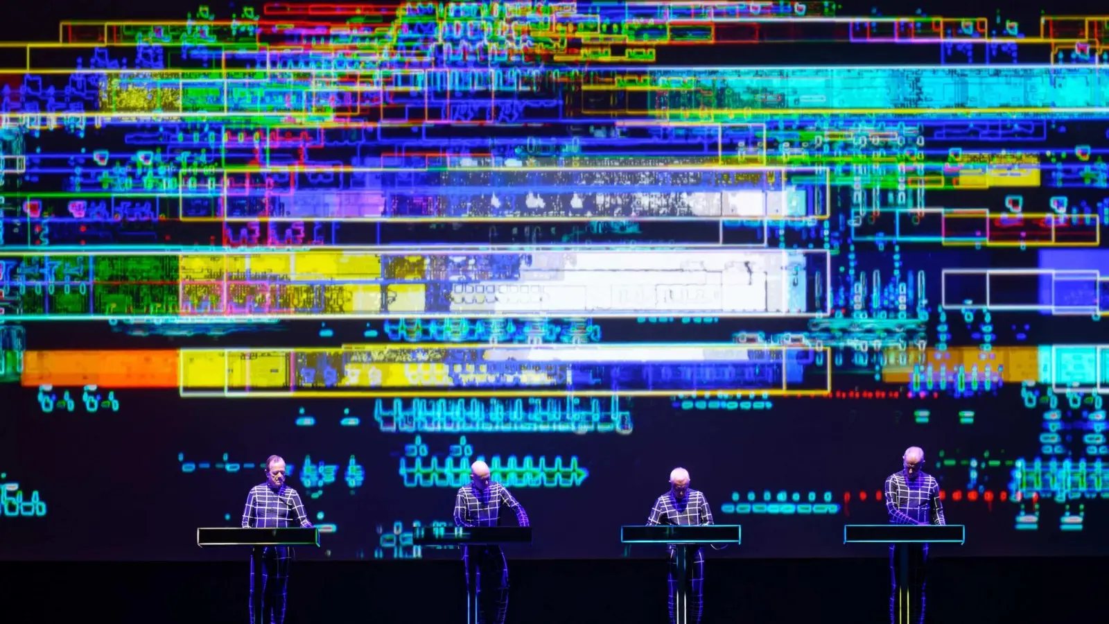 Die Band Kraftwerk bei einem Konzert 2022 in Bonn. (Foto: Henning Kaiser/dpa)