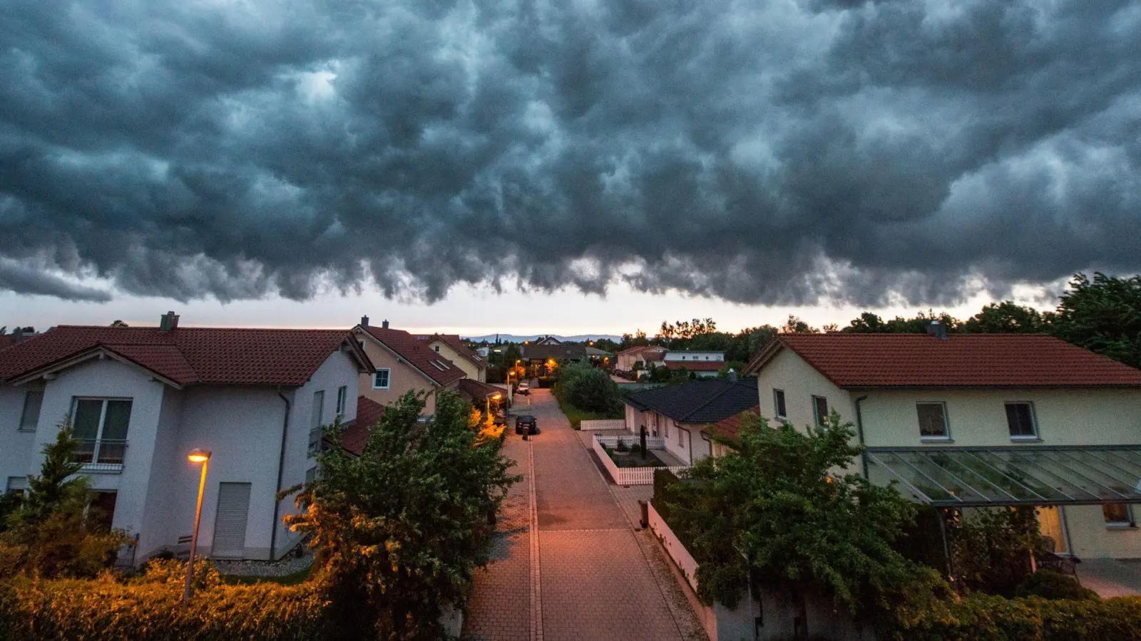 Haben Häuser einen Keller, sollte das Untergeschoss besonders in hochwassergefährdeten Gebieten aus wasserdichtem Beton bestehen sowie gut abgedichtet sein. (Foto: Armin Weigel/dpa)
