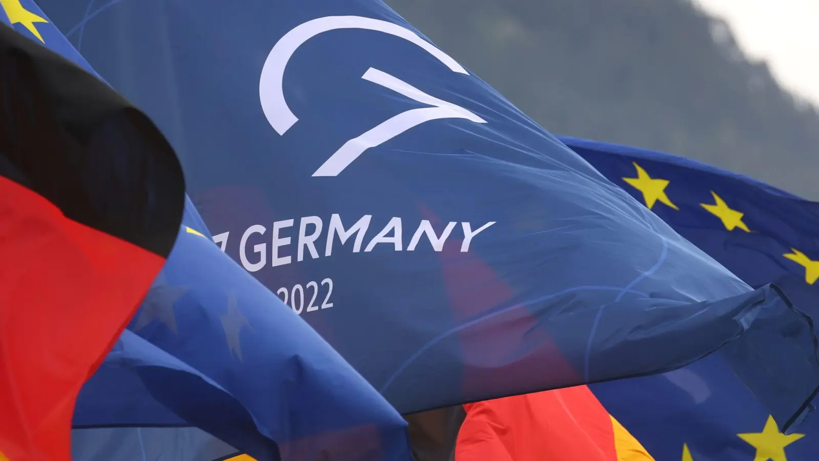 Fahnen Deutschlands (l-r), der Europäischen Union und des G7 Gipfels wehen. (Foto: Karl-Josef Hildenbrand/dpa/Archivbild)