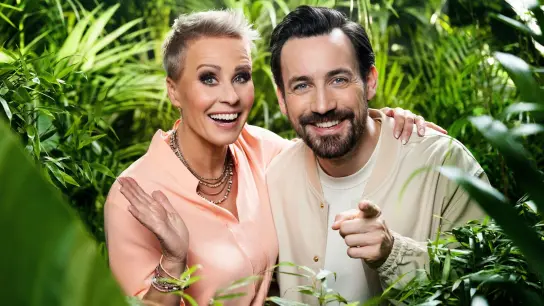 Sonja Zietlow und Jan Köppen moderieren die Reality-Show „Ich bin ein Star - Holt mich hier raus“. (Foto: RTL+/dpa)