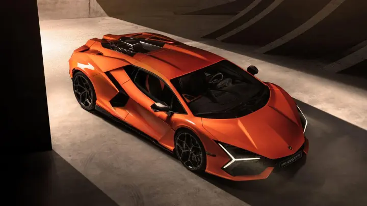 Fahrmaschine mit fantastischen Leistungen: Der Lamborghini Revuelto soll in 2,5 Sekunden von Null auf Hundert schießen und bis zu 350 km/h schnell werden. (Foto: Lamborghini/dpa-tmn)