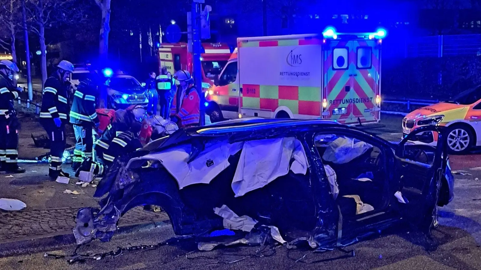 Ein Auto wird durch die Wucht des Aufpralls entzwei gerissen. (Handout) (Foto: -/Berufsfeuerwehr München/dpa)