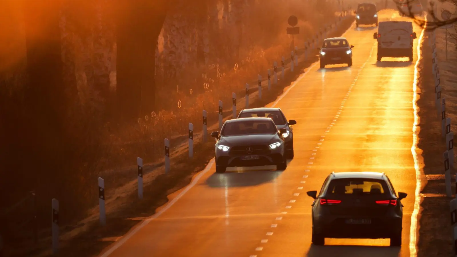 Tiefstehende Sonne, Nebel oder Regen: Bei schlechter Sicht auf Landstraßen lieber früh das Abblendlicht einschalten – Automatikfunktionen reagieren nicht immer zuverlässig. (Foto: Thomas Warnack/dpa/dpa-tmn)