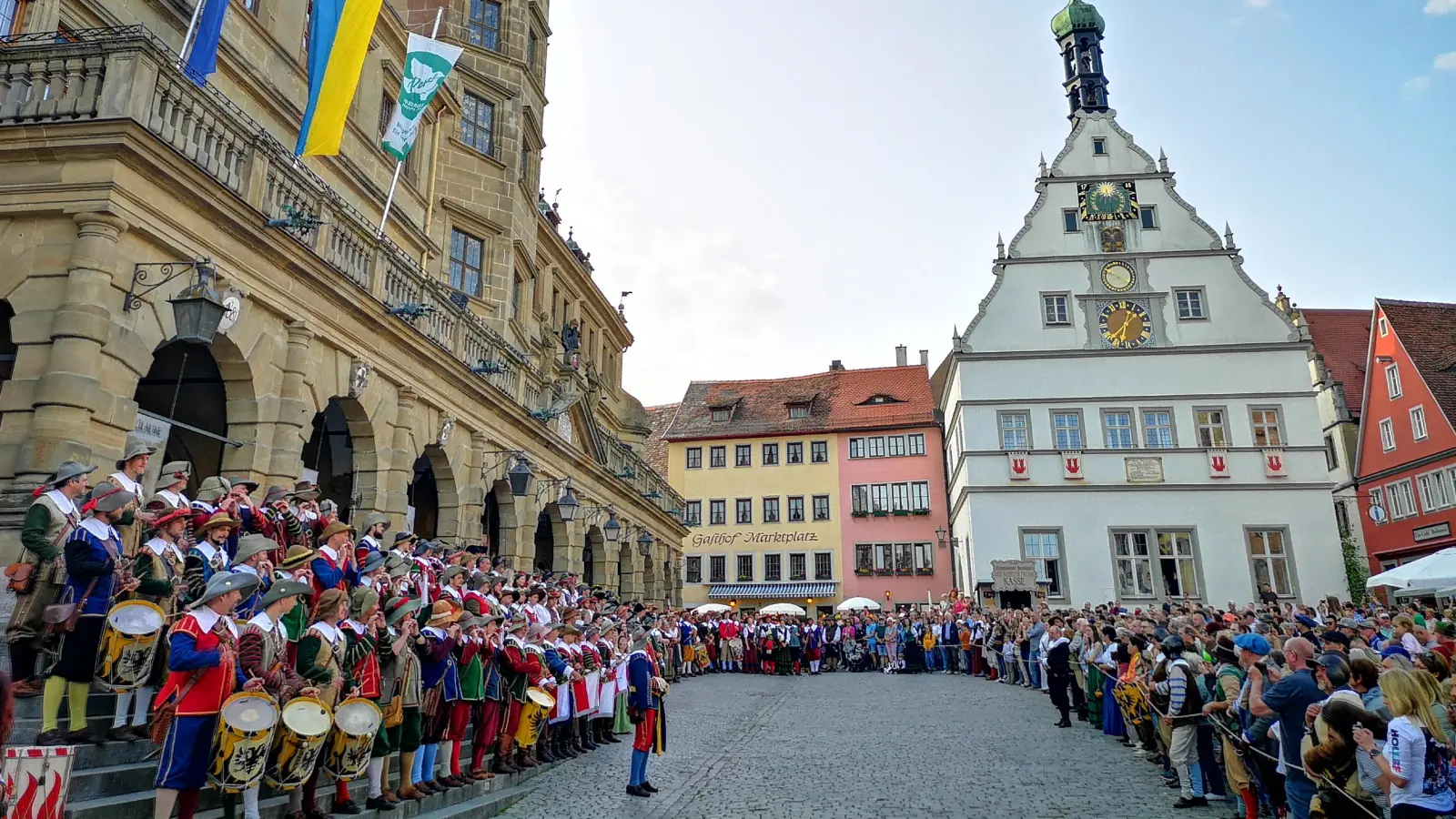 Die Pfingstfestspiele sind eröffnet. Beim Auftakt am Freitagabend am Marktplatz lieferten zahlreiche Gruppen mit ihren Darbietungen einen Vorgeschmack auf das, was Einheimische und Gäste in den nächsten Tagen in der Altstadt erwartet. (Foto: Jürgen Binder)