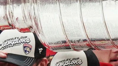 Der Stanley Cup ging erneut an die Florida Panthers. (Foto: Nathan Denette/The Canadian Press/AP/dpa)