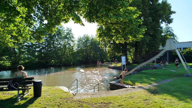 Das Altmühlbad in Leutershausen ist ein beliebter Treffpunkt im Sommer. Als Lieblingsort hat es das Flussbad in die erste Auflage von „Heimat sehen” geschafft.  (Foto: Christian Treffer)