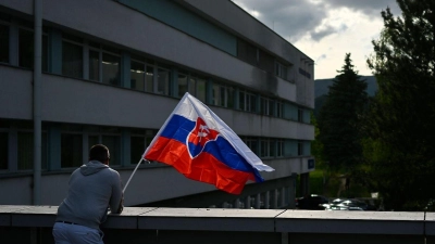 Das Attentat auf den slowakischen Ministerpräsidenten Robert Fico hatte nach Einschätzung der Regierung ein „politisches Motiv“. (Foto: Denes Erdos/AP/dpa)
