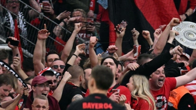 Der neue deutsche Fußball-Meister Bayer Leverkusen feiert am 26. Mai mit seinen Fans. (Foto: Federico Gambarini/dpa)