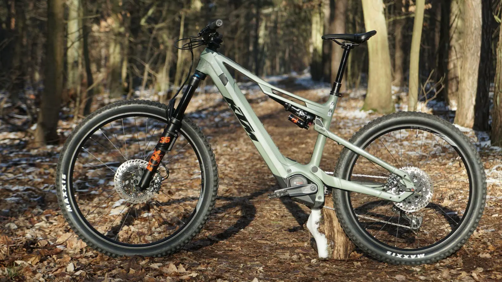 Das KTM ist ein sogenanntes Mullet-Bike - vorn ist das Laufrad größer (29 Zoll), während hinten ein kleineres rotiert (27,5 Zoll). Mit diesem Set-up soll im Gelände mehr Laufruhe mit besserer Wendigkeit verbunden werden. (Foto: Stefan Weißenborn/dpa-tmn)