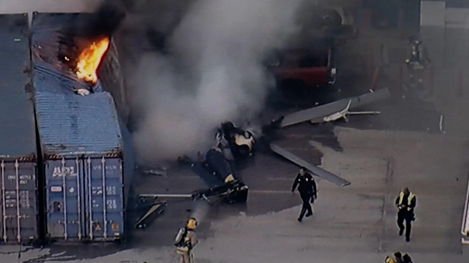 In Los Angeles ist ein Hubschrauber abgestürzt und in Flammen aufgegangen. (Foto: Uncredited/KABC-TV/AP/dpa)