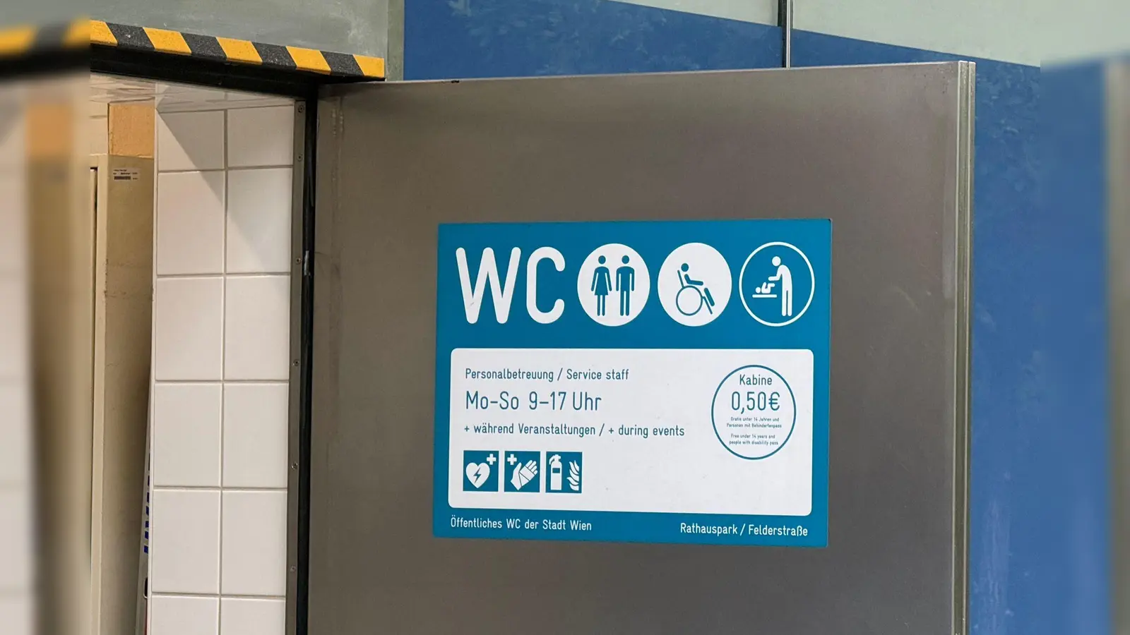Pissoirs umsonst, Kabinen in Toiletten kosten 50 Cent - das findet eine junge Frau in Wien ungerecht. (Foto: Matthias Röder/dpa)