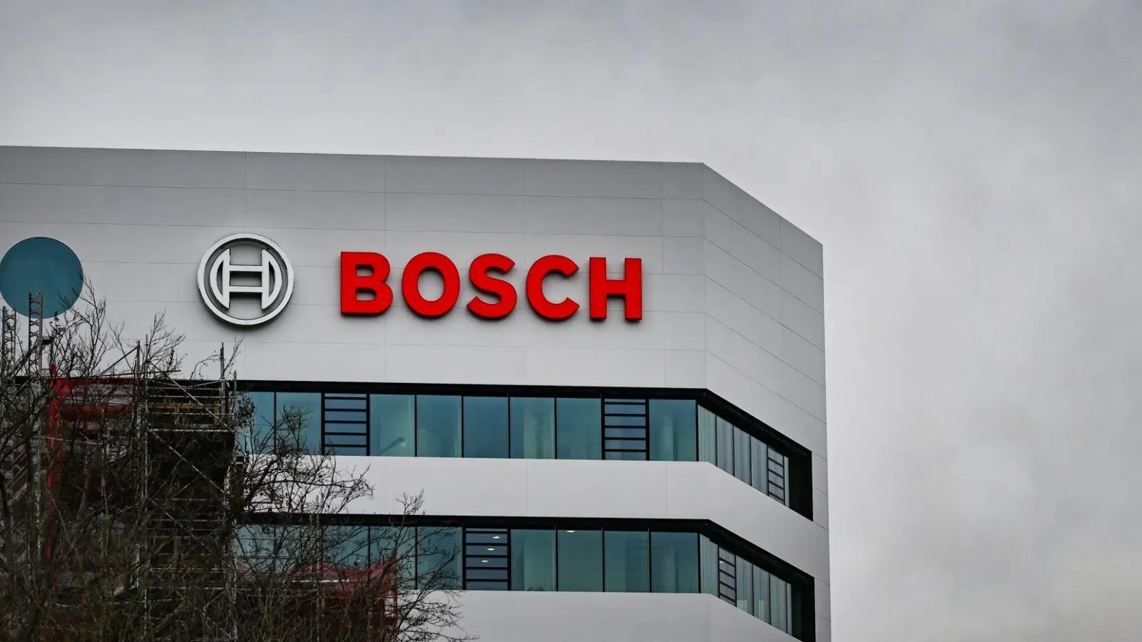 Werden beim Autozulieferer Bosch noch mehr Stellen abgebaut? Die IG Metall befürchtet das. (Foto: Bernd Weißbrod/dpa)