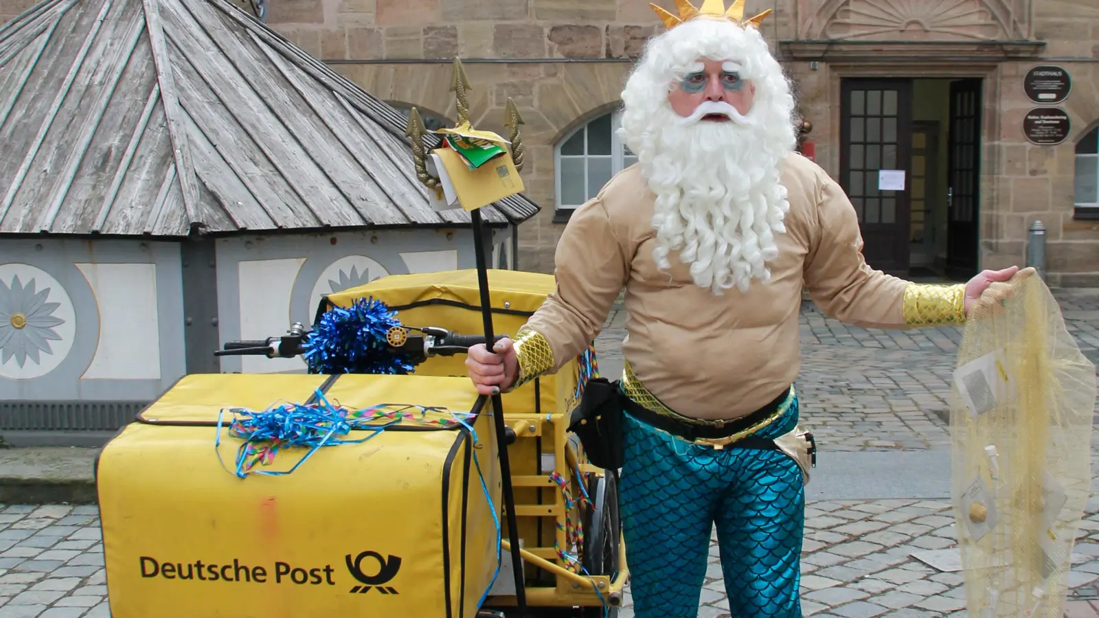 Der Postbote als „Posteidon“: Jörg Vogel (59) ist in Ansbach als maritimer griechischer Gott unterwegs. (Foto: Alina Boger)
