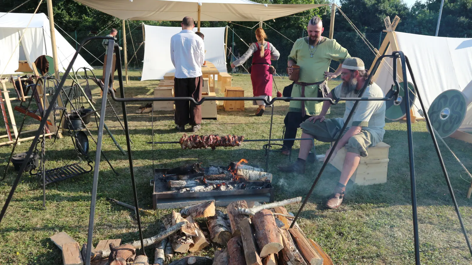 Axtwerfer, Met-Taverne, Gaukler und ein handbetriebenes Riesenrad: Der Mittelaltermarkt in Uehlfeld begeistert dieses Wochenende die Besucher. Unsere Eindrücke vom bunten Treiben haben wir in dieser Bildergalerie zusammengestellt. (Foto: Rainer Fritsch)