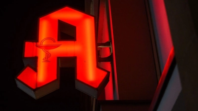 In ganz Deutschland bleiben am 23. März zahlreiche Apotheken geschlossen. Auch von Ansbach bis Neustadt/Aisch schließen sich Geschäfte dem Protesttag an. (Symbolbild: Julian Stratenschulte/dpa)