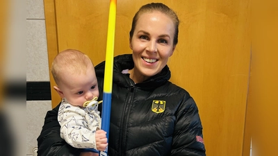 Jennifer Vogt beim Aufbruch zur Deutschen Meisterschaft in Gotha. Im Arm ist Glücksbringer Luk. (Foto: Josef Schaffarzik)