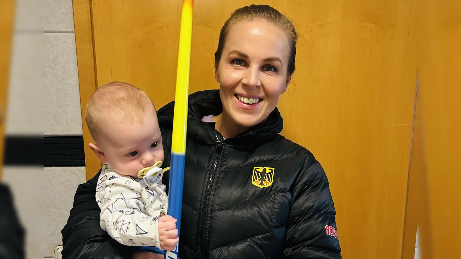 Jennifer Vogt beim Aufbruch zur Deutschen Meisterschaft in Gotha. Im Arm ist Glücksbringer Luk. (Foto: Josef Schaffarzik)