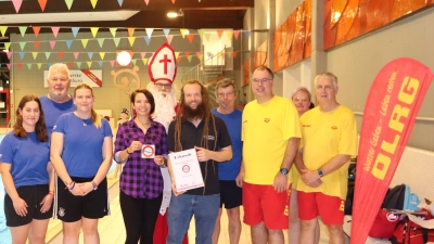 Gruppenbild mit Nikolaus: Die Stadtwerke freuen sich über die Auszeichnung der Deutschen Lebens-Rettungs-Gesellschaft. (Foto: Deutsche Lebens-Rettungs-Gesellschaft)