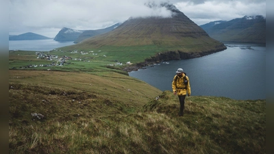 Unterwegs im Norden der Färöer: Auch auf der Insel Viðoy ist die Natur überwältigend. (Foto: Roman Huber/@romempix/Faroephoto.com/dpa-tmn)