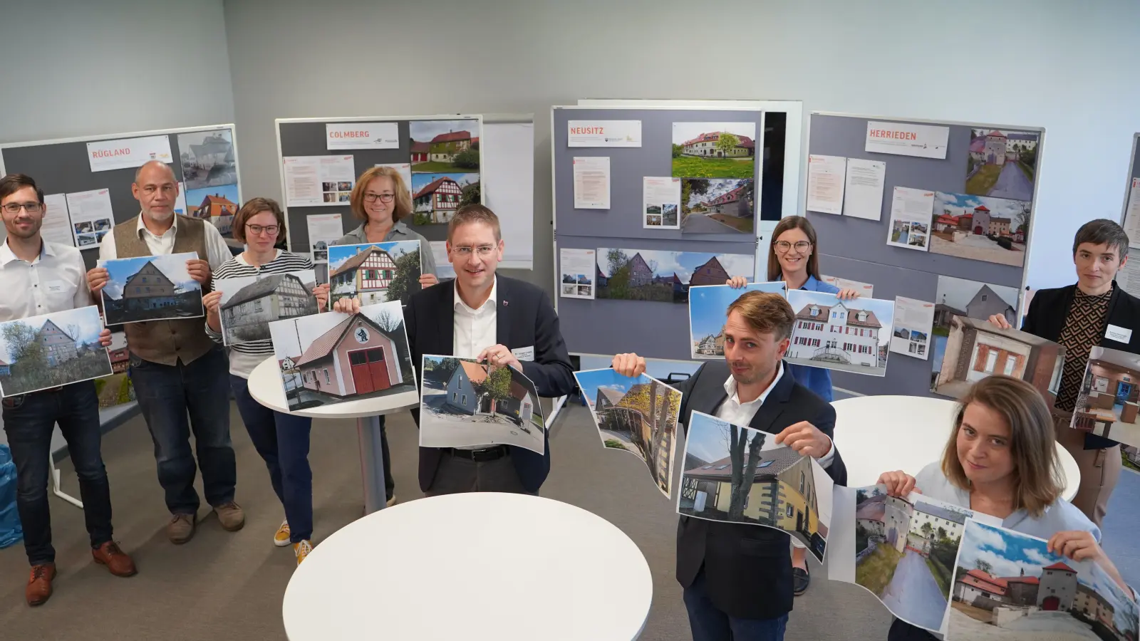 Sie stellten bei der Auftaktveranstaltung die Leuchtturmprojekte vor (von links): Manuel Döhler, Hannes Bürckmann, Dr. Verena Walter, Pia Grimmeißen-Haider, Dr. Jürgen Ludwig, Alexander Heinz, Anna Dörwaldt, Anuschka Hörr und Andrea Denzinger. (Foto: Simone Hedler)