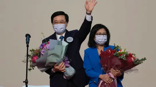 John Lee (l) ist zum neuen Chef der Exekutive von Hongkong erklärt worden. (Foto: Kin Cheung/AP/dpa)