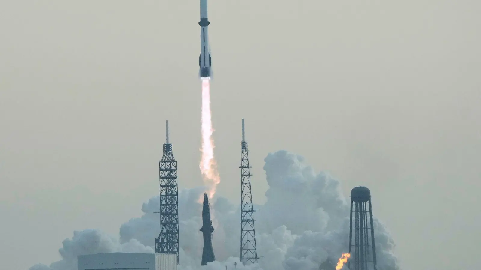 Vieles lief wie geplant bei dem Start - aber eine wichtige Sache nicht.  (Foto: John Raoux/AP/dpa)