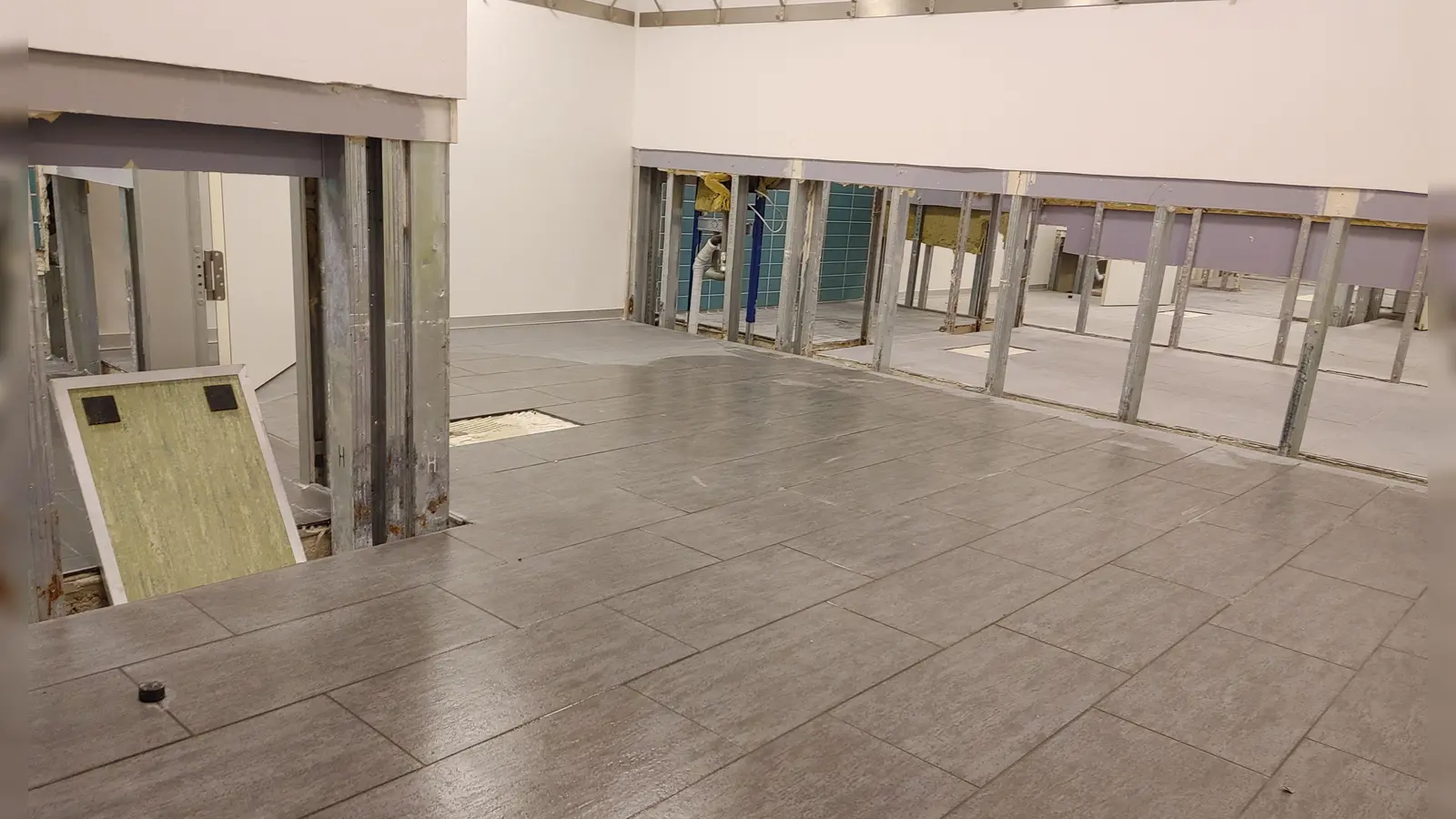 Die Wände in den Duschen der Burgbernheimer Sporthalle müssen heraus gerissen werden. Schon wieder. (Foto: Katrin Merklein)