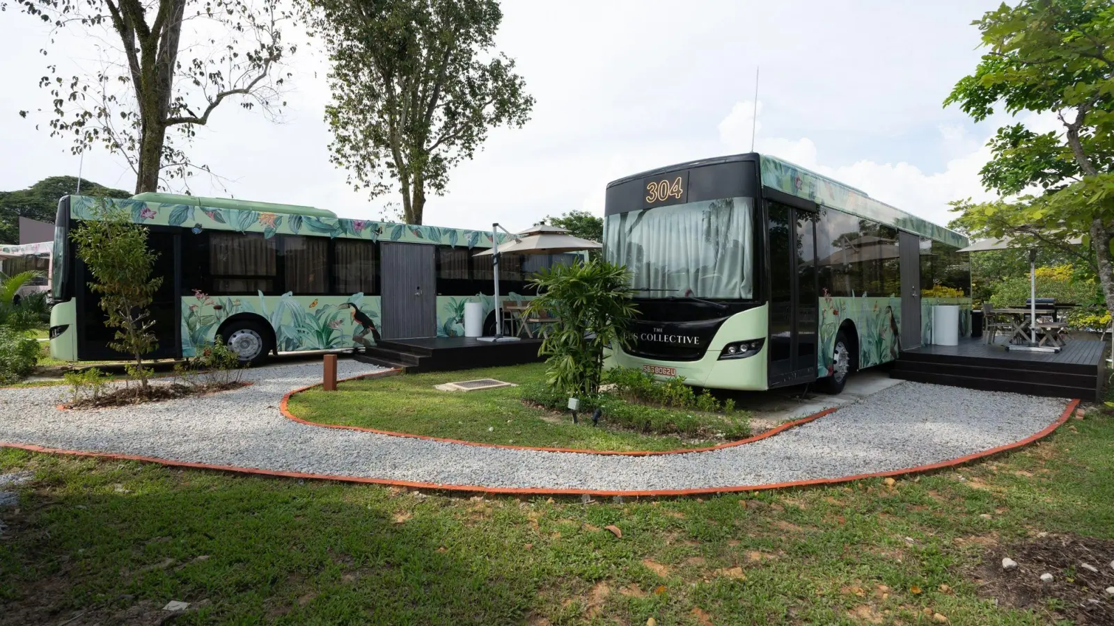 Das Resorthotel „The Bus Collective“ umfasst 20 ausrangierte Linienbusse, die in Luxussuiten umgewandelt wurden. (Foto: The Bus Collective/dpa-tmn)