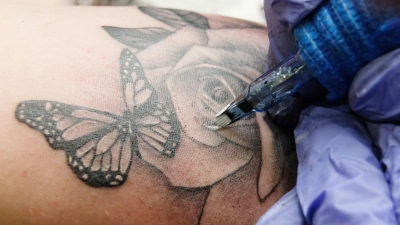 Jeder fünfte Erwachsene in Deutschland hat ein Tattoo und noch viel mehr Menschen finden Tätowierungen schön. (Foto: Sebastian Willnow/dpa)