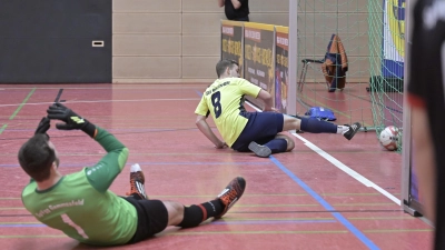 Der Ball ist drin und der Sieg im Finale damit ein Stück nähergerückt: Weigenheim Justus Böhm drückt den Ball über die Torlinie, der Gammesfelder Torwart Dominik Schüttler kann es nicht fassen. (Foto: Martin Rügner)