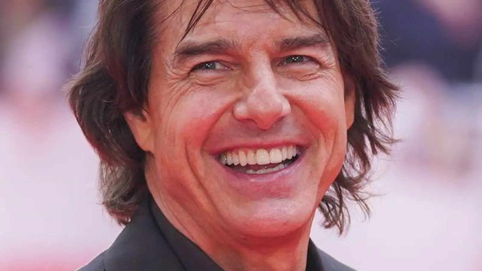 Schütteres Haar und Bauchansatz: Tom Cruise zeigt sich in „Digger“ von einer ganz anderen Seite. (Archivbild) (Foto: Alberto Pezzali/Invision/dpa)