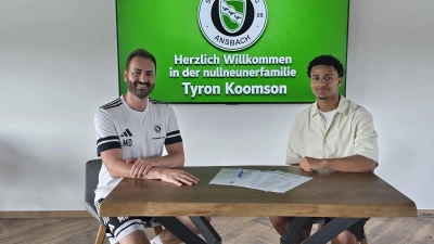 Tyron Koomson (rechts) mit SpVgg-Kaderplaner Manuel Deißler. (Foto: SpVgg Ansbach)
