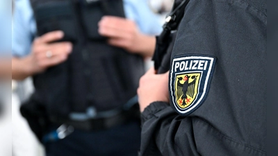 Die Bundespolizei entdeckte den Mann auf einer Ladefläche eines Lastwagens. (Symbolbild) (Foto: Sven Hoppe/dpa)