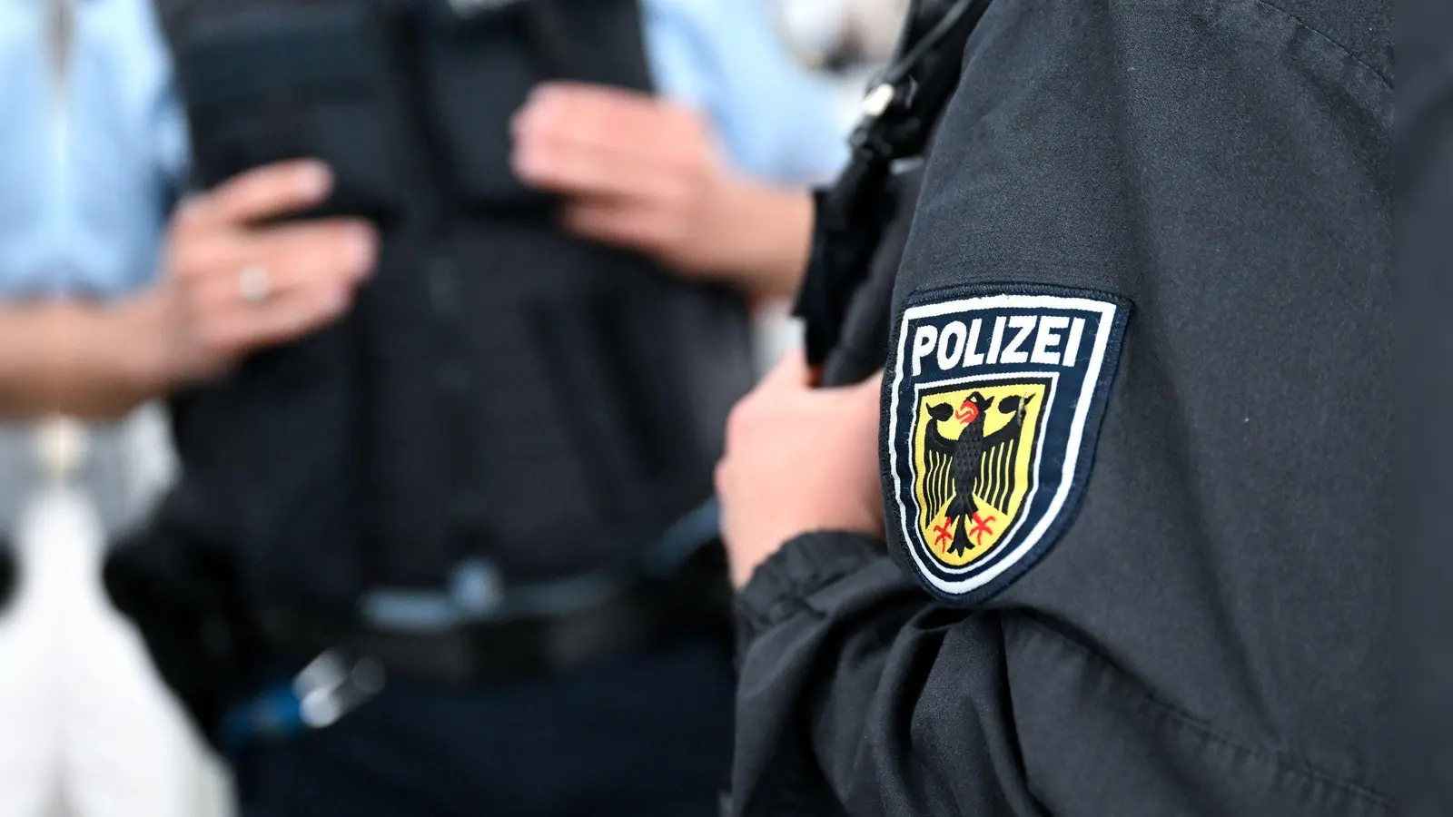 Die Bundespolizei entdeckte den Mann auf einer Ladefläche eines Lastwagens. (Symbolbild) (Foto: Sven Hoppe/dpa)