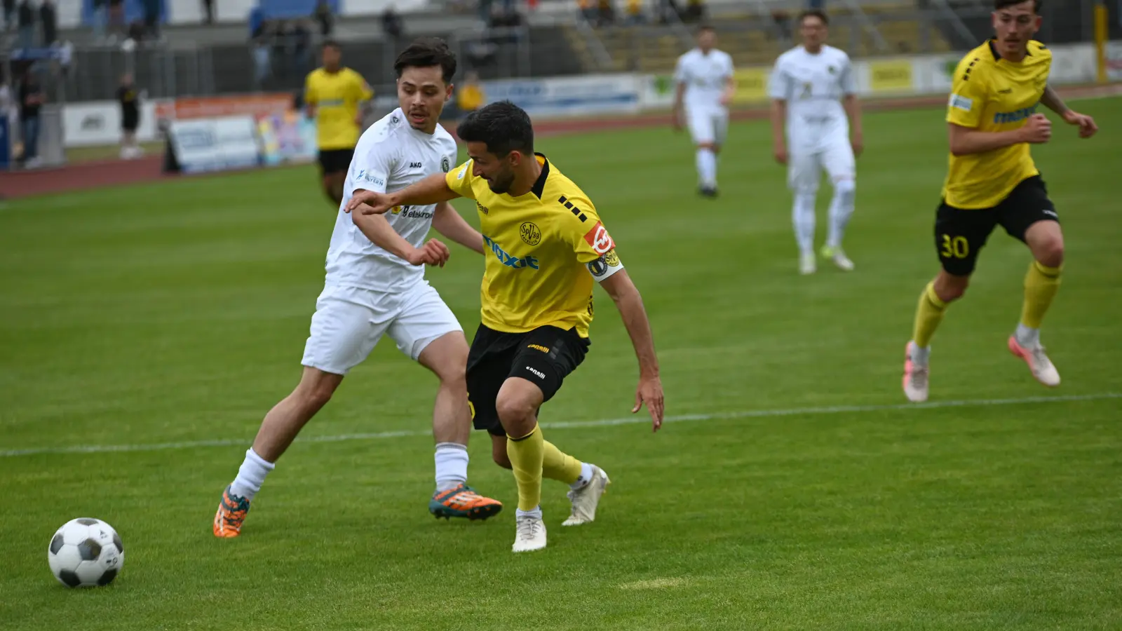 Tanyel Deliboyraz (links) durfte von Beginn an ran. Rechts vorne der Bayreuther Torschütze Edwin Schwarz. (Foto: Andreas Bär)