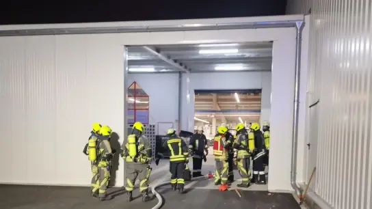 Die Einsatzkräfte brachten den Brand in einer Halle in Wilhelmsdorf zügig unter Kontrolle.  (Foto: Mirko Fryska)