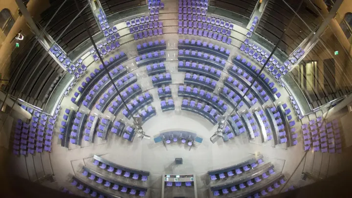Das leere Plenum des Deutschen Bundestags. Künftig sollen hier nur noch 630 Sitze stehen. (Foto: picture alliance / Michael Kappeler/dpa)