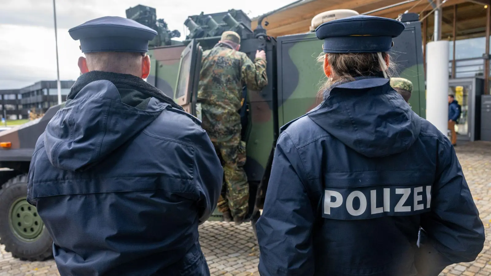 Bei einer Bundeswehrübung kam es versehentlich zu einem Schusswechsel zwischen Polizei und Bundeswehr. (Archivbild) (Foto: Armin Weigel/dpa)