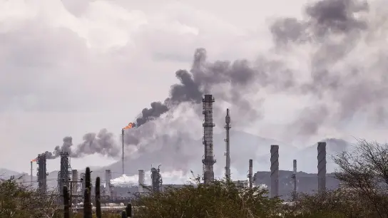 Der Industriepark für Erdöl und Petrochemie „Jose Antonio Anzoategui“. Das Ölkartell Opec+ berät seine Förderstrategie für August. (Foto: Stringer/dpa)