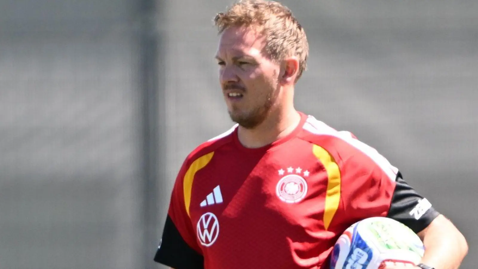 Auf geht's: Julian Nagelsmann strahlt beim Training Tatendrang aus.  (Foto: Federico Gambarini/dpa)