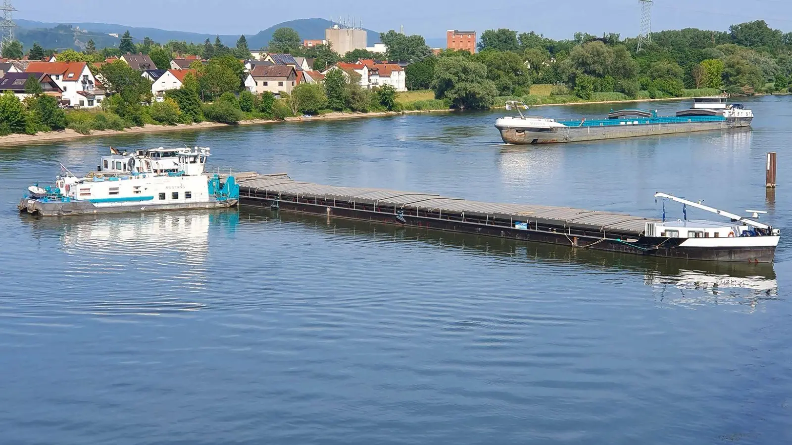 Die Einsatzkräfte versuchen, das festgefahrene Frachtschiff bei Regensburg zu bergen.  (Foto: Günter Hammer/Verkehrspolizeiinspektion Regensburg/dpa)