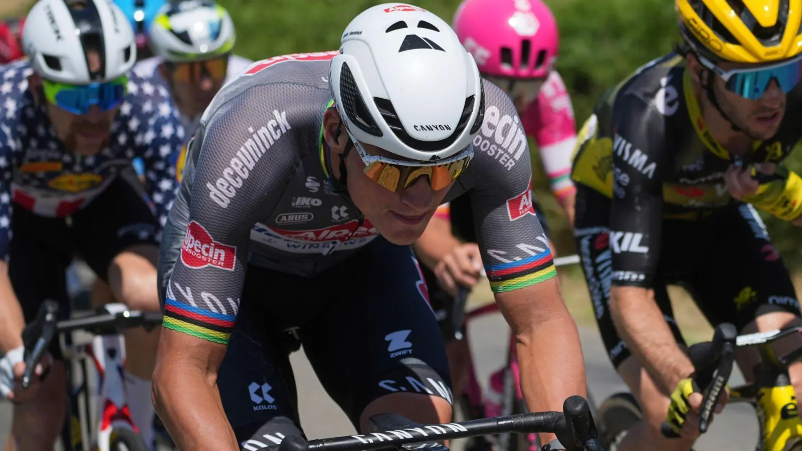 Holt sich nach nur einem Tag das Gelbe Trikot zurück: Mathieu van der Poel (Foto: Thibault Camus/AP/dpa)