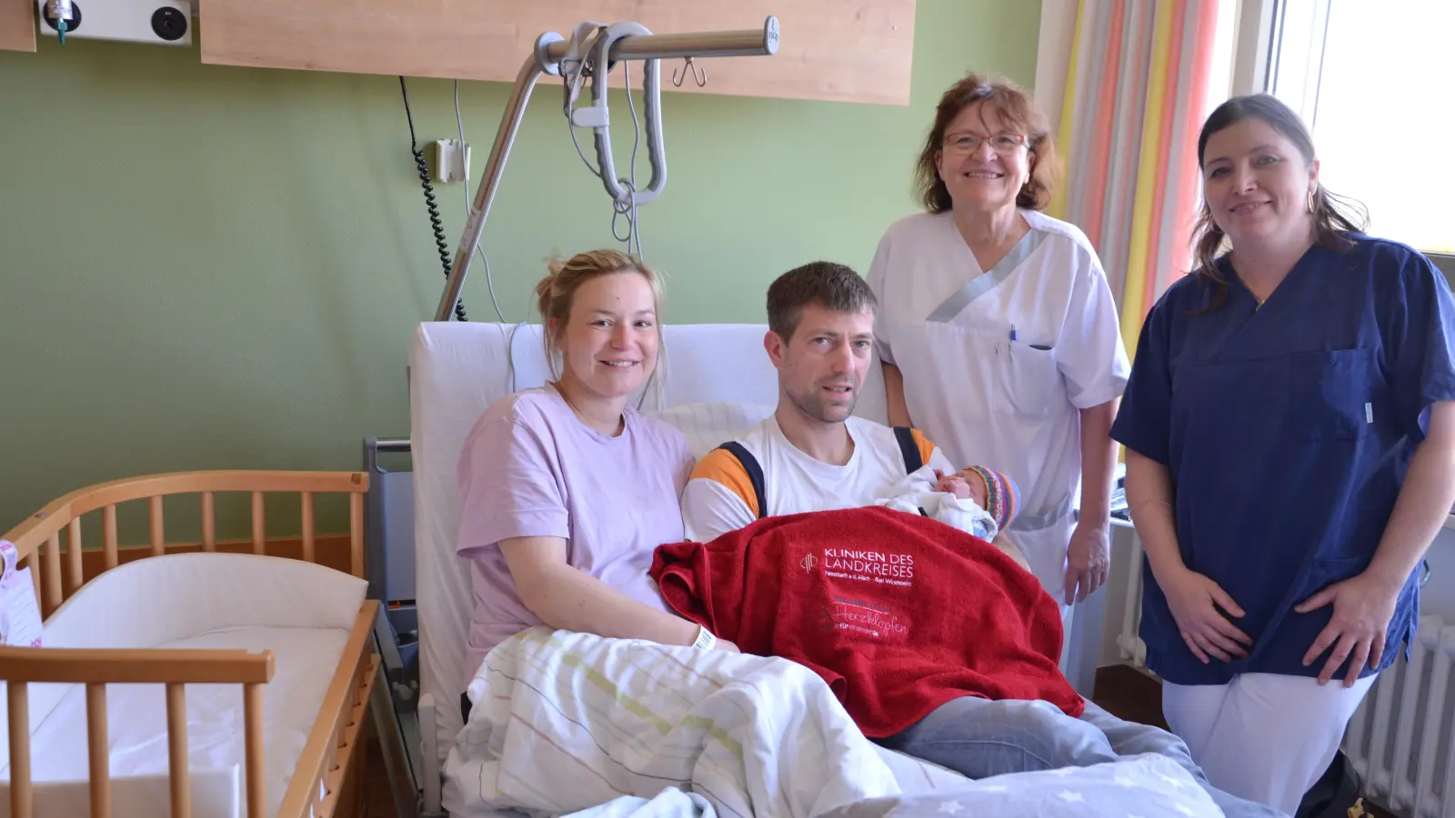 Corina und Manuel Schubart mit Baby Mila und der der Chefärztin der Gynäkologie, Dr. Liane Humann-Scheuenstuhl sowie Hebamme Sophia Kern. (Foto: Christa Frühwald)