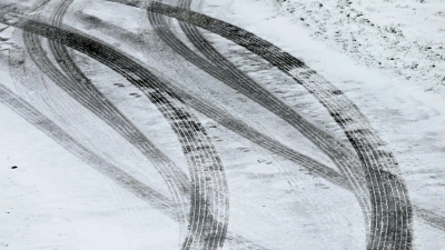 Auf schneeglatter Straße kollidiert eine Autofahrerin mit einem Schneepflug (Symbolbild) (Foto: Uwe Zucchi/dpa)