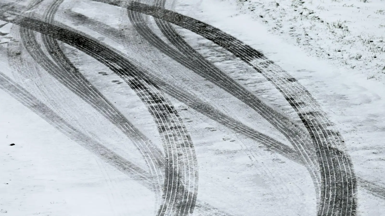 Auf schneeglatter Straße kollidiert eine Autofahrerin mit einem Schneepflug (Symbolbild) (Foto: Uwe Zucchi/dpa)