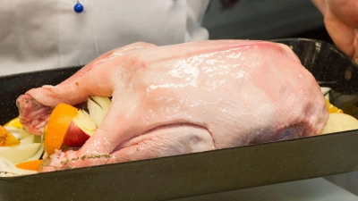 Aus einer Gaststätte in Oberickelsheim sind 20 Kilogramm Fleisch verschwunden, darunter Gänsebrüste und Hirschkeulen. (Symbolbild: Tobias Hase/dpa-tmn)