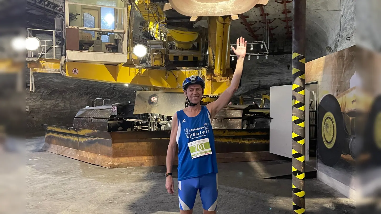 Reinhard Dölfel in Laufausrüstung vor Bergwerksgerät. (Foto: Reinhard Dölfel/Selfie)