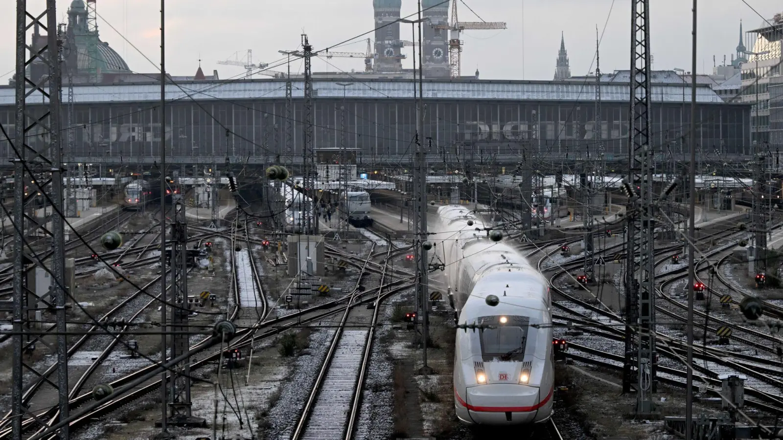 Die Züge der Deutschen Bahn sind nicht immer pünktlich. (Foto: Felix Hörhager/dpa)